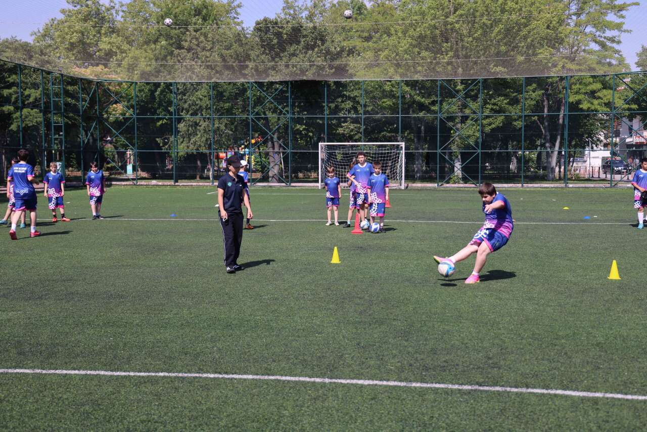 Çocuklar sahaya çıktı, aileler tribündeki yerini aldı! Konya’da spor şöleni 1